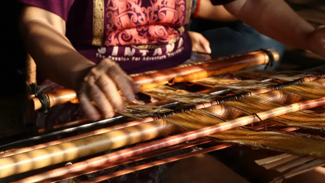 Ilustrasi potensi tenun ikat sebagai sumber pendapatan bagi masyarakat Flores, Nusa Tenggara Timur.