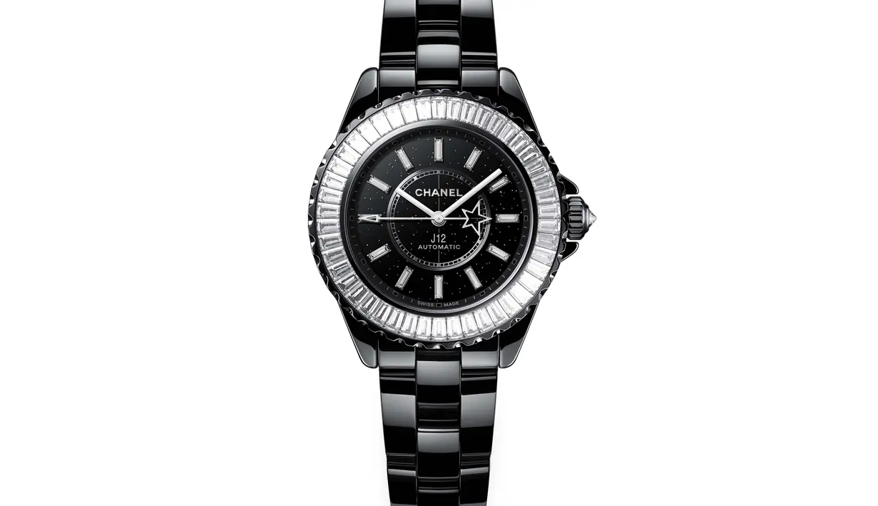 Kedua kreasi tersebut memiliki tombol hitam dengan efek glitter yang dilalui oleh komet dalam gerakan konstan. [Foto: Dok. Chanel]