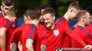 Jamie Vardy tertawa saat berbincang dengan rekan-rekannya saat latihan di Stade des Bourgognes, Chantilly, Inggris (6/7). Arsene Wenger kabarnya sangat berharap Vardy bisa menjadi pemain Arsenal sebelum Piala Eropa 2016 dimulai. (REUTERS/Lee Smith)