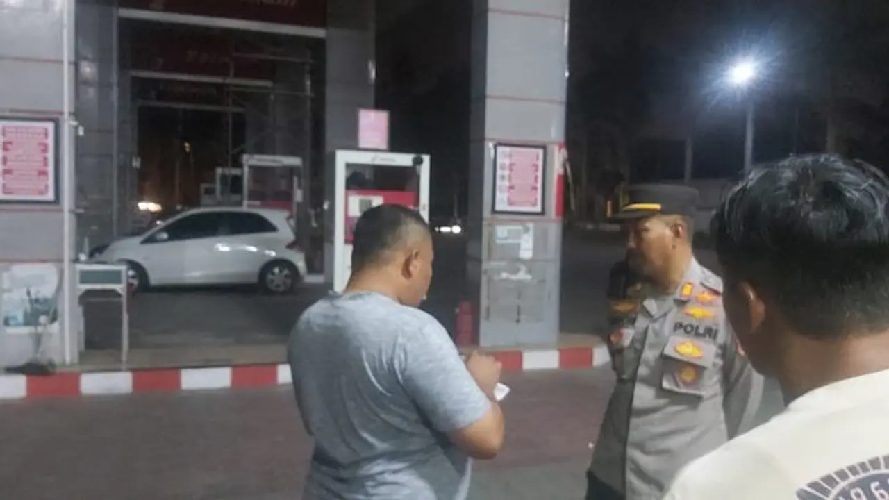 Kapolsek Pesanggaran Banyuwangi AKP Basori Alwi  nampak meminta keterangan  sejumlah petugas SPBU Pesanggaran dalam kasus BBM bercampur air. (Istimewa)