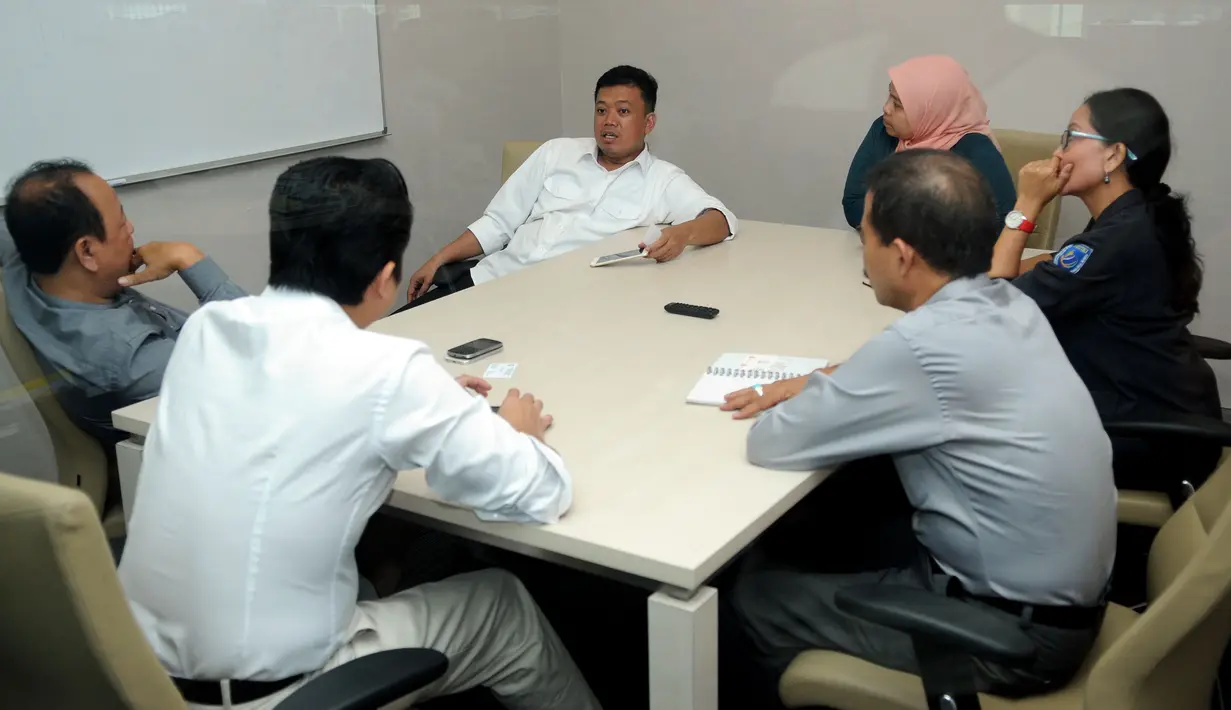 Kepala BNP2TKI, Nusron Wahid (tengah) berdiskusi dengan awak redaksi Liputan6.com di kawasan Senayan, Jakarta, Senin (16/3/2015). Kedatangan Nusron untuk membahas sejumlah permasalahan penanganan TKI.(Liputan6.com/Helmi Fithriansyah) 