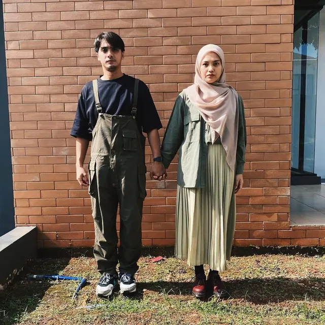 6 Potret Ricky Harun dan Herfiza Berfoto dengan Pose Tegak, Bak Pasangan ABG
