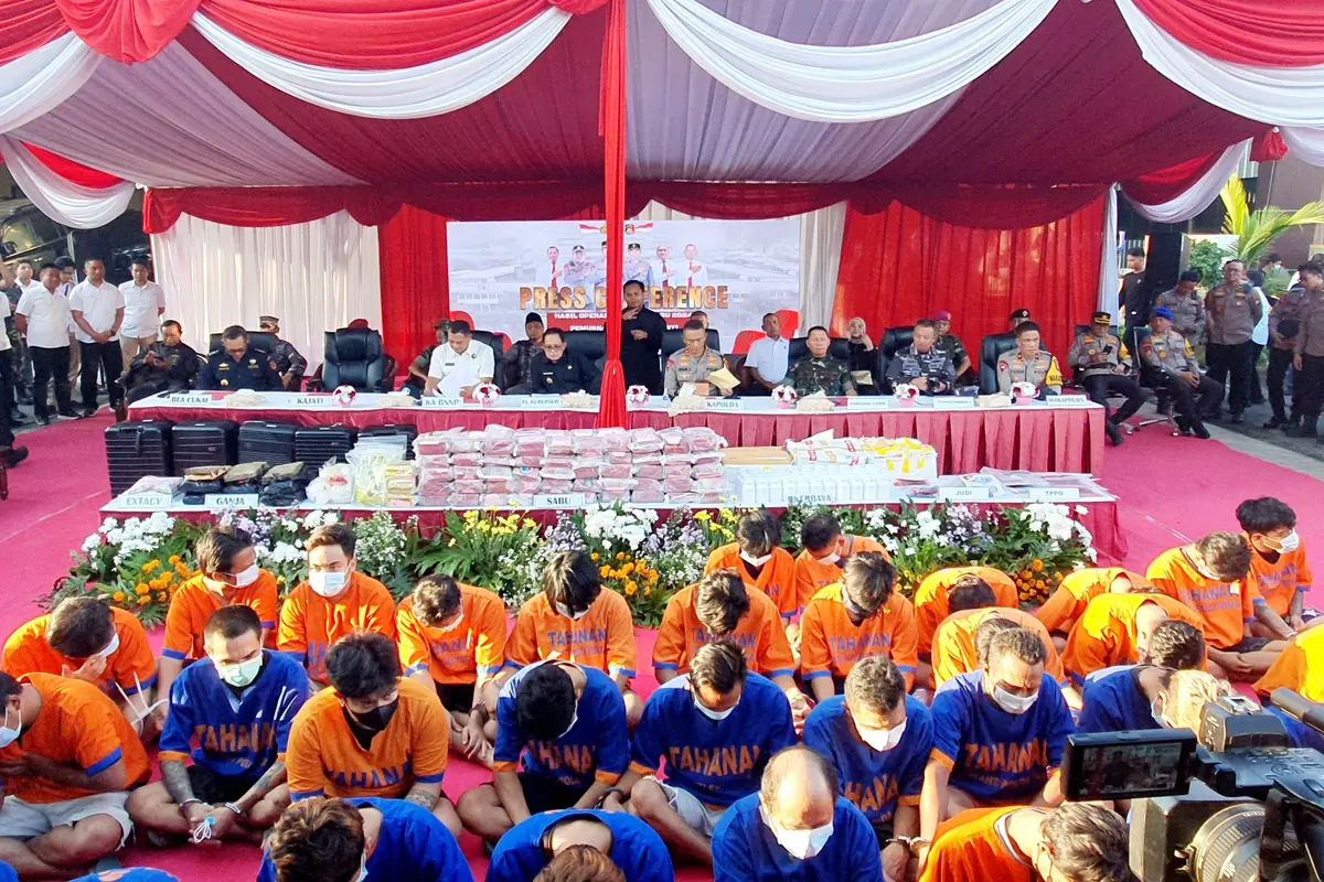 Sejumlah tersangka kejahatan diamankan di Polda Jatim. (Dian Kurniawan/Liputan6.com)