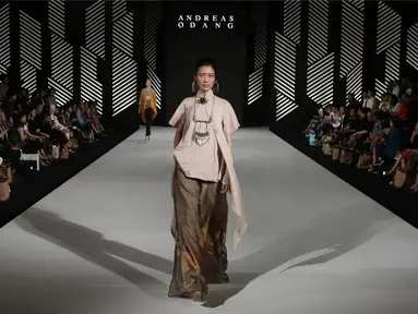 Model menampilkan busana rancangan Andreas Odang pada malam pembukaan Senayan City Fashion Nation ke-11, Kamis (6/4). Bertajuk La Memoire, Odang mempresentasikan busana bergaya oriental dalam sentuhan tradisional dan modern. (Liputan6.com/Herman Zakharia)