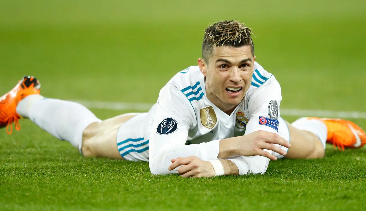 Reaksi pemain Real Madrid, Cristiano Ronaldo selama leg kedua babak 16 besar Liga Champions kontra PSG di Stadion Parc des Princes, Rabu (7/3). Bergabung pada 2009, Ronaldo telah menyumbang 438 gol bagi Madrid di seluruh kompetisi. (AP/Francois Mori)