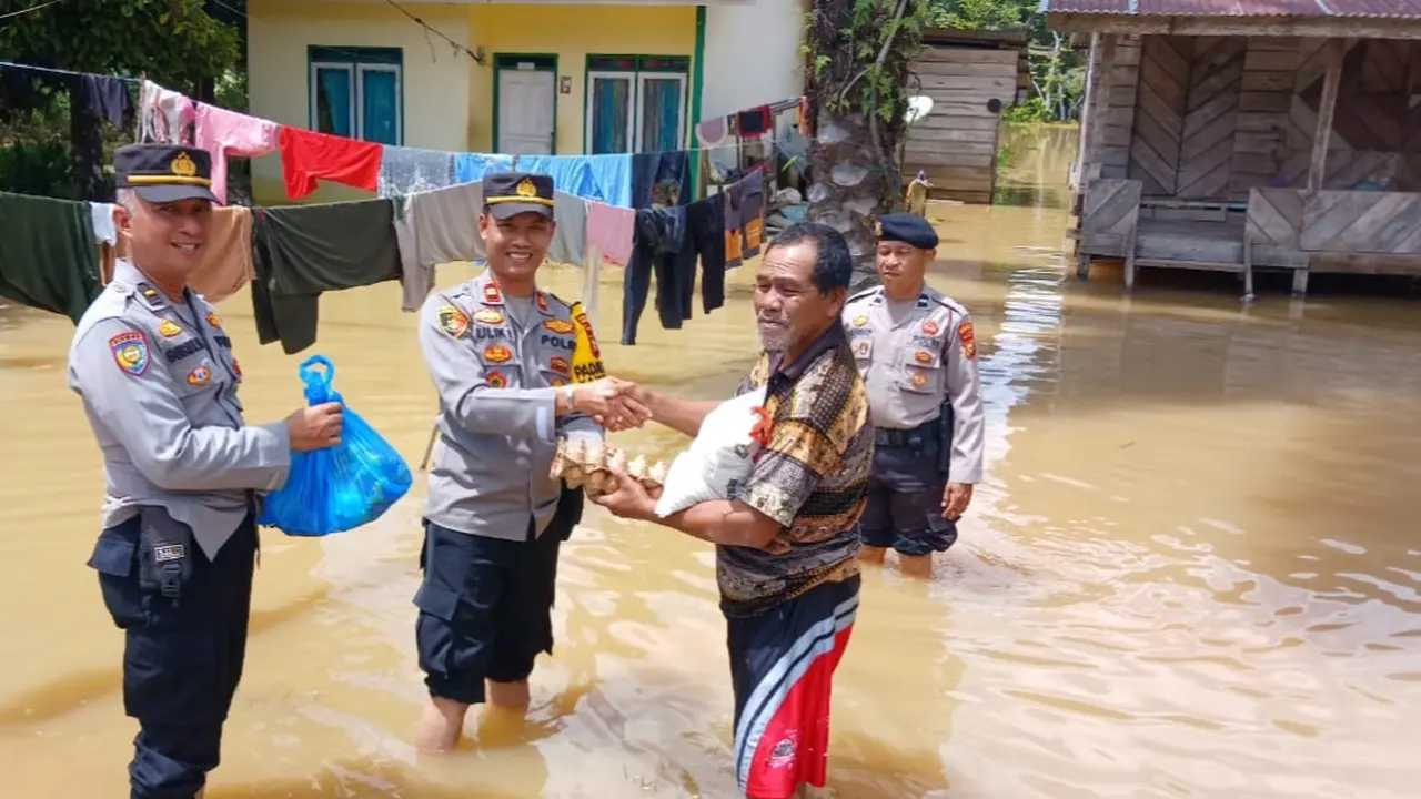 Polisi di Rokan Hulu menyalurkan bantuan kepada korban bencana banjir.
