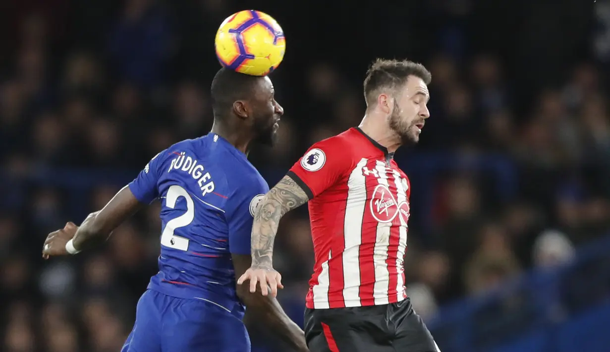 Bek Chelsea, Antonio Ruediger, duel udara dengan pemain Southampton, Danny Ings, pada laga Premier League di Stadion Stamford Bridge, Kamis (3/1). Kedua tim bermain imbang 0-0. (AP/Frank Augstein)
