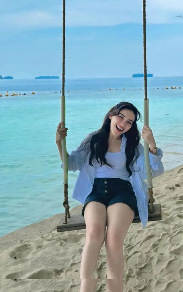 6 Potret Ayu Ting Ting liburan di Kepulauan Seribu ini tampak simpel, sandalnya ditaksir belasan juta