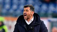 Pelatih FC Porto Sergio Conceicao memberikan instruksi kepada para pemainnya saat melawan AS Roma pada babak 16 besar Liga Champions di Stadion Olimpico, Roma, Italia, Selasa (12/2). AS Roma menang 2-1. (Ettore Ferrari/ANSA via AP)