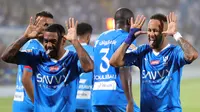 Pemain Al Hilal, Neymar (kanan) melakukan selebrasi setelah mencetak assist untuk gol yang dilesatkan oleh Malcom (kedua kiri) pada laga lanjutan Liga Arab Saudi melawan Al Riyadh di Prince Faisal Bin Fahd Stadium, Riyadh, 16 September 2023 dini hari WIB. Laga tersebut merupakan debut Neymar di Al Hilal. (AFP/Fayez Nureldine)