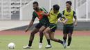Pemain Timnas Indonesia U-22, Marinus Wanewar, berebut bola dengan Asnawi Mangkualam saat latihan di Stadion Madya, Jakarta, Jumat (18/1). Latihan ini merupakan persiapan jelang Piala AFF U-22. (Bola.com/Yoppy Renato)