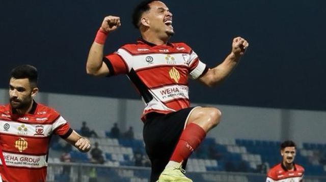 Pemain Madura United, Lulinha melakukan selebrasi usai mencetak gol ke gawang Semen Padang pada ajang BRI Super League 2025/2026. (X/Madura United)