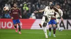 Gelandang AS Roma Belgia #90 Romelu Lukaku mencetak gol pertama untuk timnya ke gawang Servette FC pada laga matchday 5 Grup G Liga Europa 2023/2024 di Stade de Geneve, Jumat (1/12/2023) dini hari WIB. (Fabrice COFFRINI / AFP)