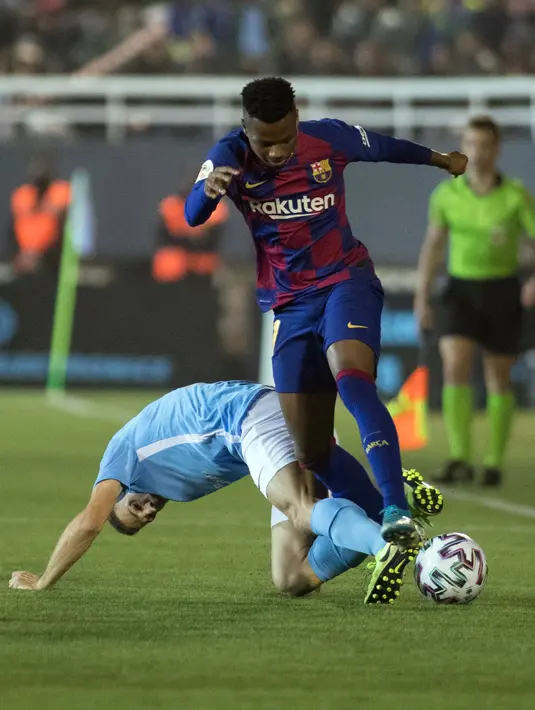Pemain depan UD Ibiza, Josep Caballe berebut bola dengan  wonderkid Barcelona, Ansu Fati pada pertandingan babak 32 besar Copa del Rey 2019-2020 di Estadi Municipal de Can Misses, Rabu (21/1/2020). Barcelona harus bersusah payah untuk mengalahkan Klub Segunda B UD Ibiza 2-1. (JAIME REINA/AFP)