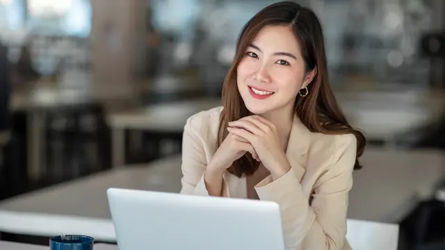 perempuan dan 12 juni laptop kerja