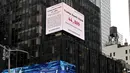 Papan berupa jam kematian yang disebut "Trump Death Clock" di Times Square, New York City pada 8 Mei 2020. Papan hasil ide dari pembuat film, Eugene Jarecki ini menampilkan jumlah kematian yang disebabkan Presiden AS Donald Trump menunda respons terhadap pandemi COVID-19. (TIMOTHY A. CLARY/AFP)