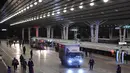 Para pekerja memasukkan paket ke kereta peluru Fuxing di Stasiun Kereta Barat Beijing di Beijing, ibu kota China (1/11/2020). Layanan khusus diluncurkan untuk mengatasi lonjakan pesanan belanja pada momen pesta belanja daring tahunan pada 11 November mendatang. (Xinhua/Zhang Chenlin)