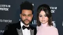 Pasangan selebriti, Selena Gomez dan The Weeknd menghadiri acara New York Fashion Week untuk Harper's Bazaar di New York City, 8 September 2017. Pasangan ini terlihat begitu manis dan mesra saat berpose di atas red carpet. (AFP PHOTO / ANGELA WEISS)