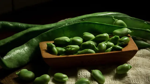 2. Kupas Kulit Tipis di Sekitar Biji Petai