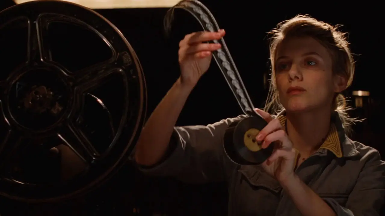 Emmanuelle Mimieux (Mélanie Laurent) bekerja sebagai operator proyektor film di film The Inglourious Basterds