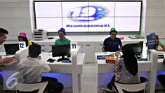 Operator seluler XL saat melayani informasi pelanggan saat Syukuran HUT XL ke-19 DI Jakarta, Kamis (8/10/2015). HUT  XL menjadi trending topic di Indonesia pada urutan pertama dengan tagar #19thBersama. (Liputan6.com/Immanuel Antonius)
