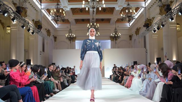 Brand Modest Indonesia Pertama di London Fashion Week, Wearing Klamby Sukses Pamerkan Koleksi Busananya