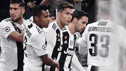 Selebrasi gol pertama Cristiano Ronaldo kemenangan pada leg kedua laga perempat final Liga Champions yang berlangsung di Stadon Allianz, Turin, Rabu (17/4). Juventus kalah 1-2 Kontra Ajax. (AFP/Filippo Monteforte)