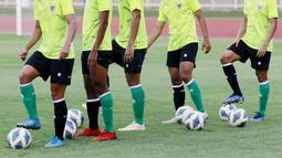Pelatih Shin Tae-yong menerapkan pemakaian warna kaus kaki berbeda dalam kegiatan tersebut. (Bola.com/M Iqbal Ichsan)