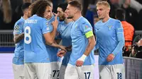 Lazio baru saja menjadi klub Italia ketiga yang mampu mengalahkan mengalahkan Bayern di Liga Champions dalam rentang 15 tahun terakhir. Bermain di kandang sendiri pada leg pertama babak 16 besar Liga Champions 2023/2024 (14/2/2024), Lazio sukses membungkam Bayern Munchen dengan sor tipis 1-0 berkat gol tendanagn penalti Ciro Immobile pada menit ke-69. (AFP/Alberto Pizzoli)