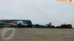 Kedatangan pesawat kepresidenan baru itu disambut dengan tradisi penyemprotan oleh pemadam kebakaran di Base Ops Lanud Halim Perdanakusuma (10/4/14)(Liputan6.com/Andrian M. Tunay)