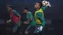 Kiper Timnas Indonesia, Awan Setho, bersiap melempar bola saat latihan di Stadion Patriot, Bekasi, Senin (2/10/2017). Latihan ini merupakan persiapan jelang laga persahabatan melawan Kamboja. (Bola.com/Vitalis Yogi Trisna)