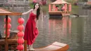 Perempuan kelahiran Bangkok, 16 Mei 1992 selalu menyita perhatian terkait gaya penampilan. Gaya penampilan simpel tapi menawan dari Davika membuatnya kian menjadi pusat perhatian. Seperti saat Davika kenakan baju merah yang membuatnya kian cantik. (Liputan6.com/IG/@davikah)
