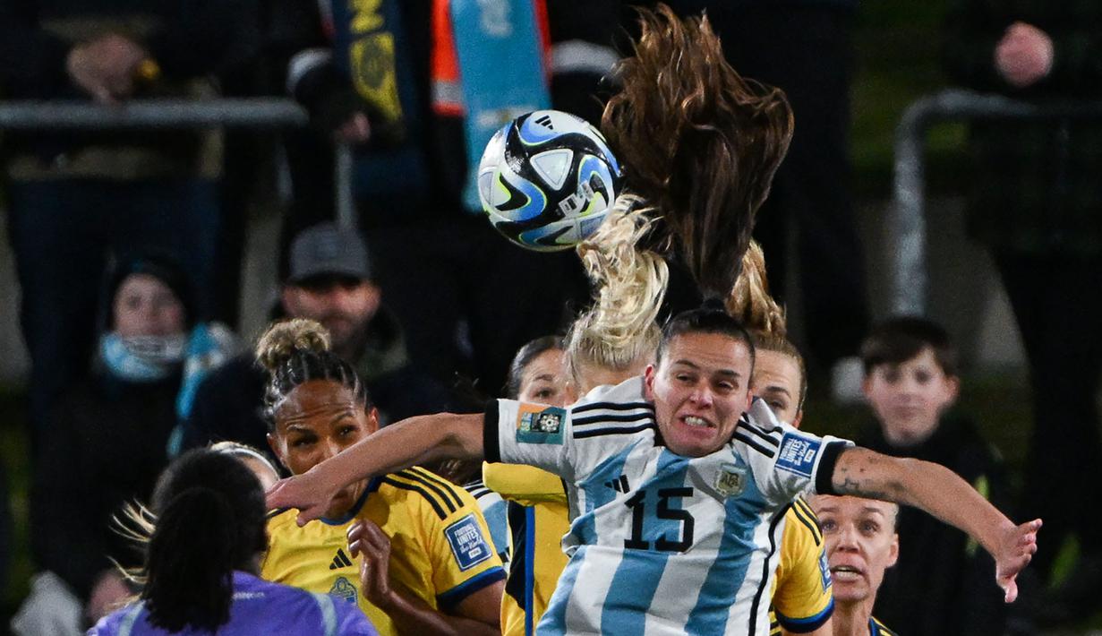 Pemain Argentina, Florencia Bonsegundo berebut bola dengan sejumlah pemain Australia pada laga Grup G Piala Dunia Wanita 2023 di Waikato Stadium, Hamilton, Selandia Baru, 2 Augustus 2023. (AFP/Saeed Khan)
