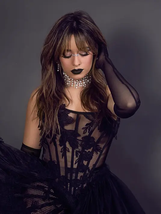 Curtain bangs jadi potongan chic yang serbaguna. Poni ini cocok untuk berbagai bentuk wajah dan masih jadi tren sepanjang tahun 2023. [@camila_cabello]