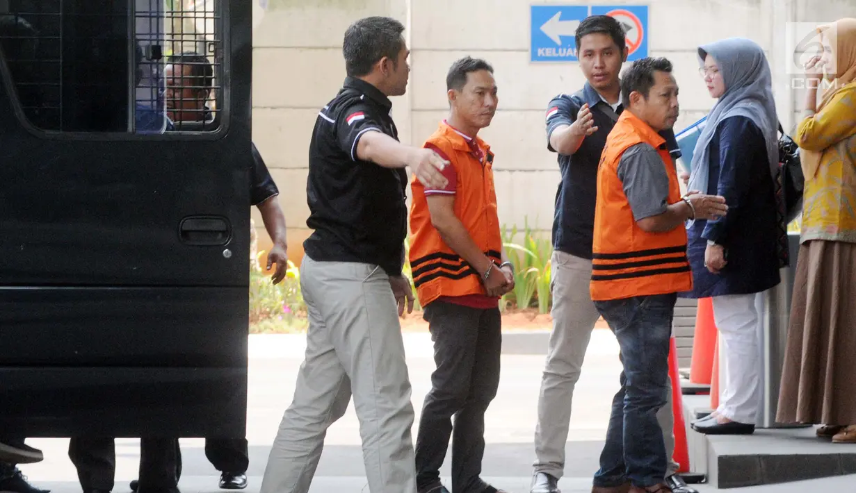 Dua tersangka turun dari mobil tahanan akan menjalani pemeriksaan oleh penyidik di gedung KPK, Jakarta, Kamis (26/09/2019). Mereka terlibat berbagai kasus suap korupsi yang ditangani oleh KPK. Mereka terlibat berbagai kasus suap korupsi yang di tangani oleh KPK. (merdeka.com/Dwi Narwoko)