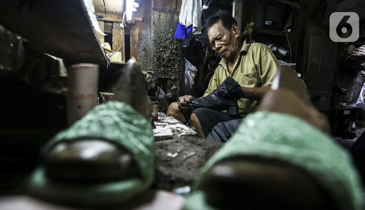 Pekerja menyelesaikan pembuatan sepatu di industri rumahan daerah Kuningan, Jakarta Selatan, Jumat (22/1/2020). Pemerintah terus berupaya mendorong pemulihan UMKM melalui Program Banpres Produktif Usaha Mikro atau BLT UMKM. (Liputan6.com/Johan Tallo)
