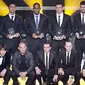 Marco van Basten (berdiri paling kiri) mengumumkan 11 pemain terbaik di posisinya masing-masing pada gala FIFA Ballon d'Or di Zurich, Swiss, 10 Januari 2011. AFP PHOTO/FABRICE COFFRINI