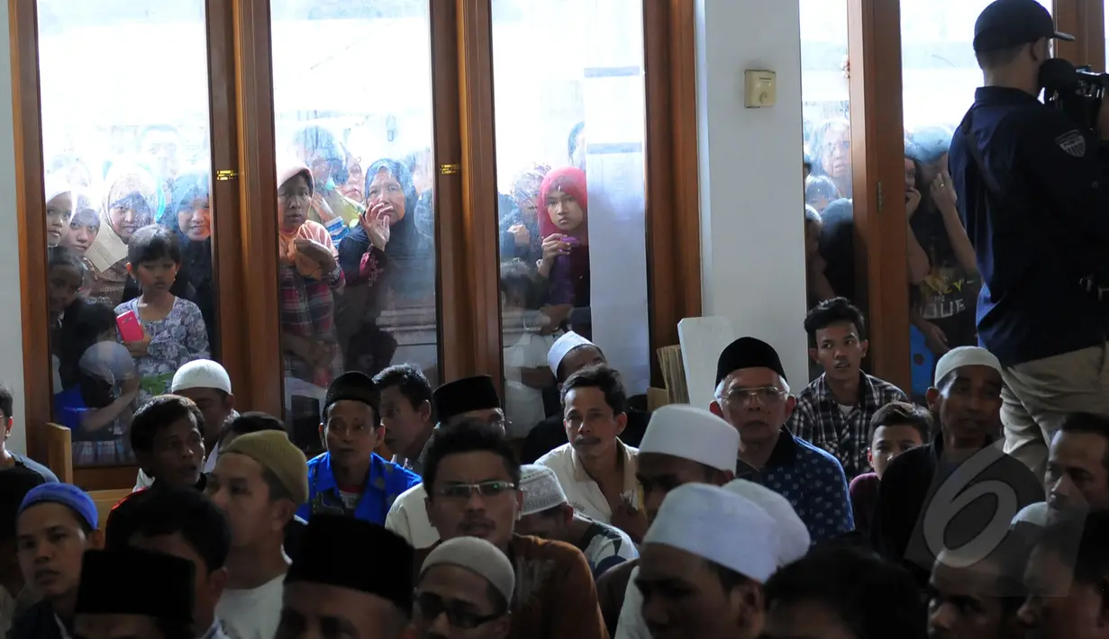 Ratusan warga memadati masjid tempat jenazah Olga akan disalatkan , Jakarta, Sabtu (28/3/2015). (Liputan6.com/Faisal R Syam)