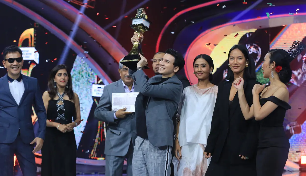Di IBOMA 2018, film Pengabdi Setan memborong 7 piala sekaligus. Paling istimewa, film horror ini dinobatkan sebagai Film Box Office Tahun 2018. (Adrian Putra/Bintang.com)