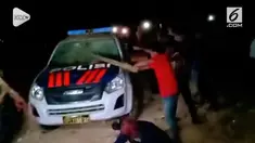 Diduga karena tidak mendapatkan ijin dari aparat Kepolisian untuk melaksanakan acara Joget yang menjadihiburan malam usai Pesta Panen berlangsung, puluhan warga mengamuk.