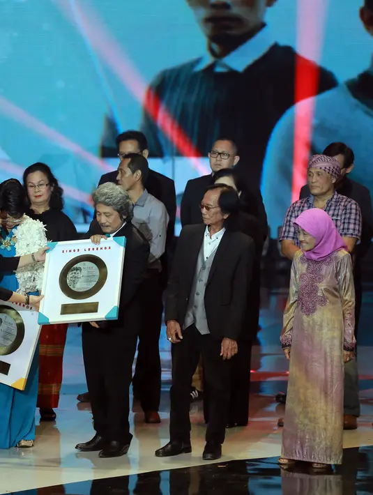 Pemberian penghargaan diberikan oleh Ibu Achin dari Musica Studio kepada para penyanyi legendaris era 70-80 dan 90-an. (Adrian Putra/Bintang.com)