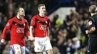 Duo Manchester United, Wayne Rooney (kiri) dan Darren Fletcher memrotes wasit Martin Atkinson setelah kapten Chelsea, John Terry mencetak gol kemenangan dalam laga Liga Premier di Stamford Bridge, London, 8 November 2009. AFP PHOTO/IAN KINGTON