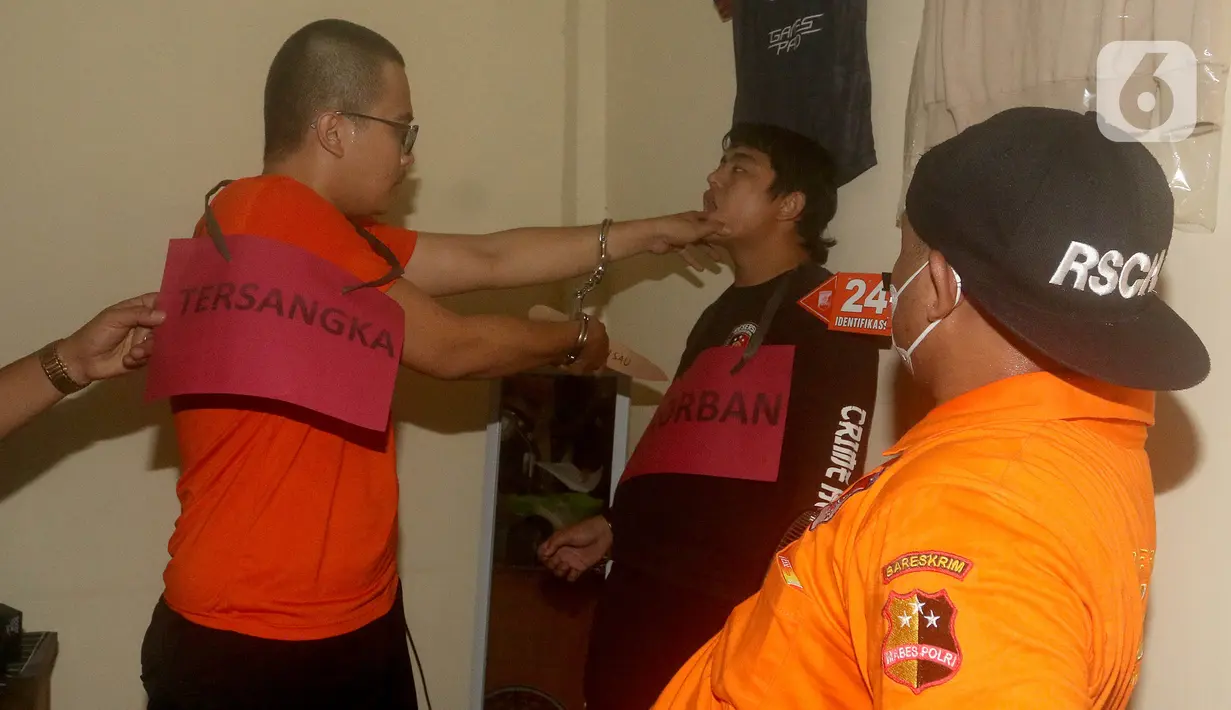 Adapun tersangka dijerat dengan Pasal 340 KUHP tentang Pembunuhan Berencana dan/atau Pasal 338 KUHP dan/atau Pasal 365 KUHP dengan ancaman maksimal hukuman mati. (merdeka.com/Arie Basuki)