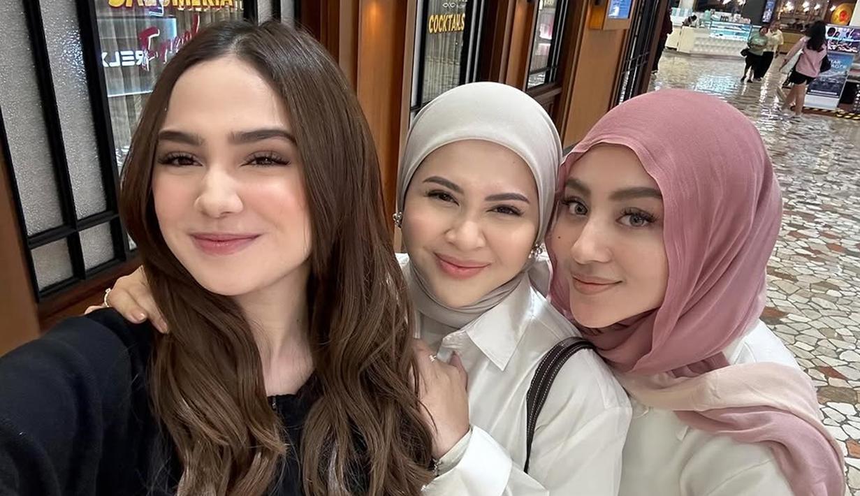 Meski tak ikut kumpul, namun Dinda Hauw dan Melody Laksani diketahui menyukai postingan Kesha Ratuliu ini. Bukan kali pertama, Geng Mamayu juga pernah tidak kumpul full team ketika hadiri acara gala premiere film terbaru Syifa Hadju yang berjudul Bismillah Kunikahi Suamimu pada tahun 2023 lalu. Geng Mamayu memang selalu saling dukung satu sama lainnya. (Liputan6.com/IG/@kesharatuliu05)