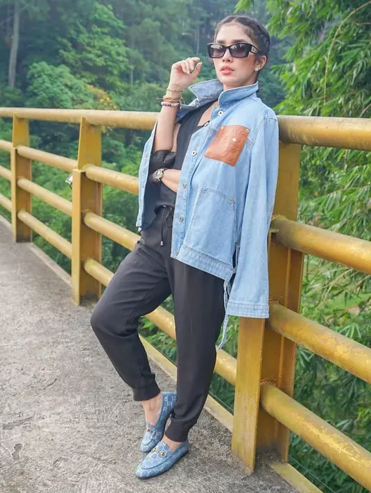 <p>Masih dengan busana yang sama, Ussy berpose di jembatan kuning. "Emak2 penunggu jembatan kuning," tulisnya di Instagram. (Foto: Instagram/ ussypratama)</p>