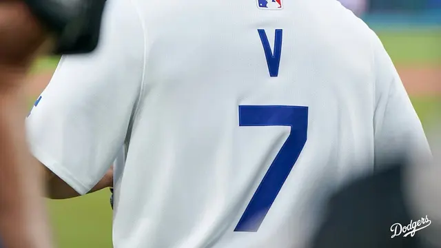 V BTS Lempar First Pitch LA Dodgers Kenakan Jersey Nomor 7. [@dodgers]