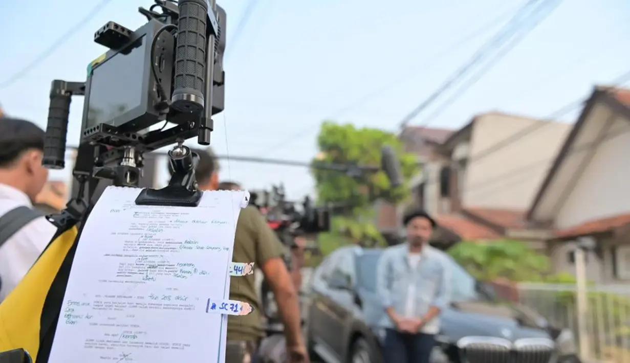Sama-sama keturunan Ambon dengan mendiang Glenn Fredly, perawakan Marthino Lio memang sangat mirip dengan Glenn Fredly. Berperan sebagai Glenn Fredly, aktor kelahiran Surabaya ini les vokal hingga belajar bahasa Ambon. Disebut cocok berperan sebagai pelantun tembang Kasih Putih itu, peraih piala FFI tahun 2023 ini banjir dukungan dari netizen dan sederet rekan selebriti. (Liputan6.com/IG/@kapanlagicom)