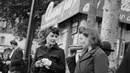 Dua wanita Paris, salah satunya makan roti lapis, menunggu untuk naik transportasi umum, pada Oktober 1944 di Paris, beberapa bulan setelah Pembebasan Paris, selama Perang Dunia Kedua. (AFP Photo)