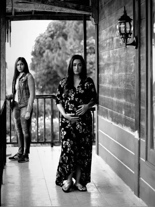 Pamer Baby Bump, 7 Potret Nafa Urbach Saat Syuting Film Iblis Dalam Kandungan