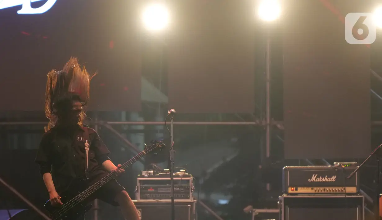 Personel Jamrud beraksi dalam konser musik The 90's Festival di Jakarta, Sabtu (23/11/2019). Ada delapan lagu yang dibawakan Jamrud 90’s Festival Day 1, diantaranya Surti Tejo, Pelangi di Matamu, Selamat Ulang Tahun, dan ditutup dengan lagu Putri. (Liputan6.com/Herman Zakharia)
